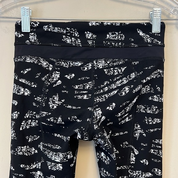 Lululemon Inspire Tight II in Graf Black White / Black size 2 - Picture 11 of 13